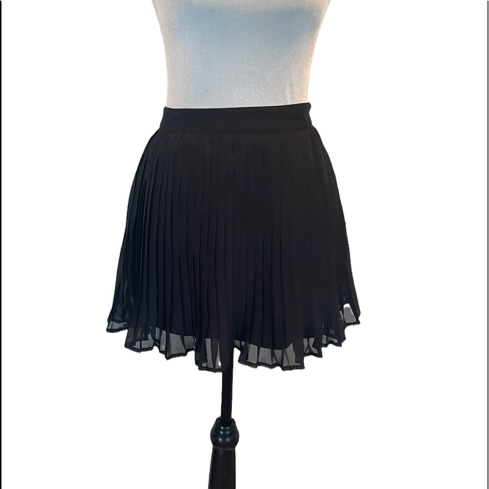 Central Park West pleated black on trend mini skirt with pockets size small
